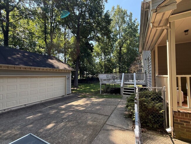 Foto del edificio - Well Maintained 3 Bedroom with Large Back Deck & Detached Garage!