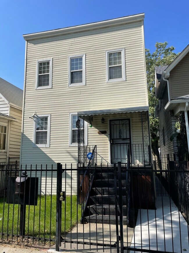 Building Photo - 4904 W Gladys Ave