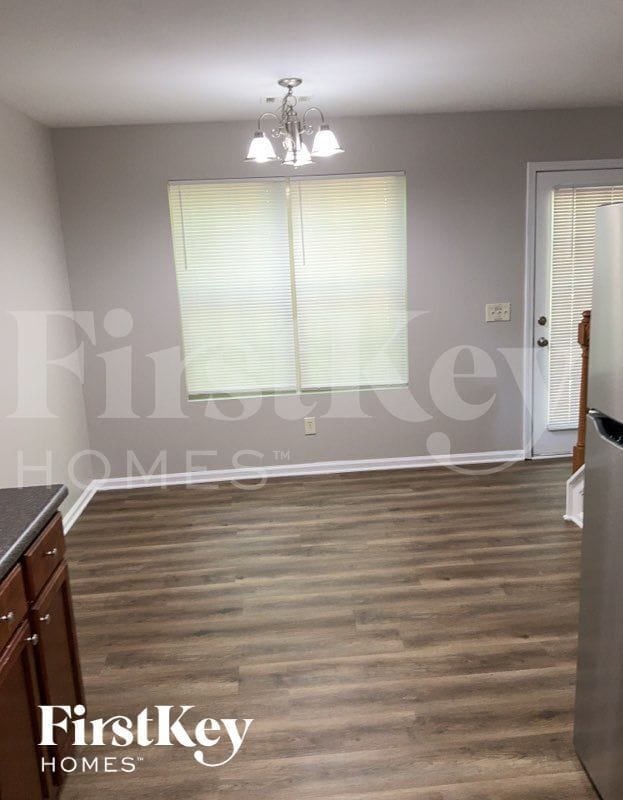 Building Photo - 380 Pine Tree Dr