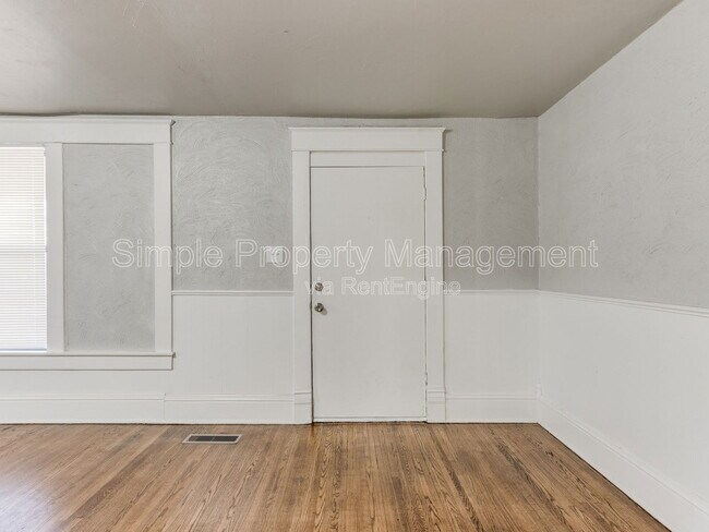 Building Photo - 730 N Louisa Ave