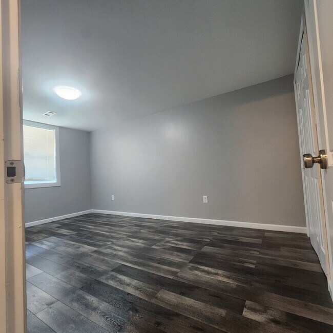 Foto del edificio - "Charming 2-Bed Basement Apartment with Hardwood Floors in Clinton, MD!"