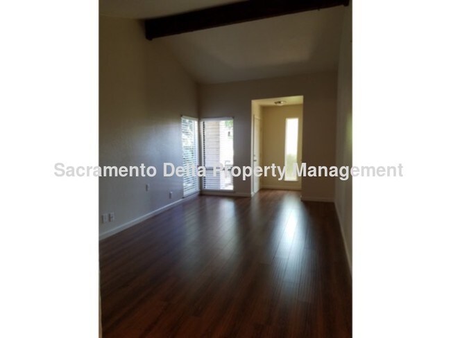 Building Photo - Beauitful Renovated 2 Bedroom Duplex