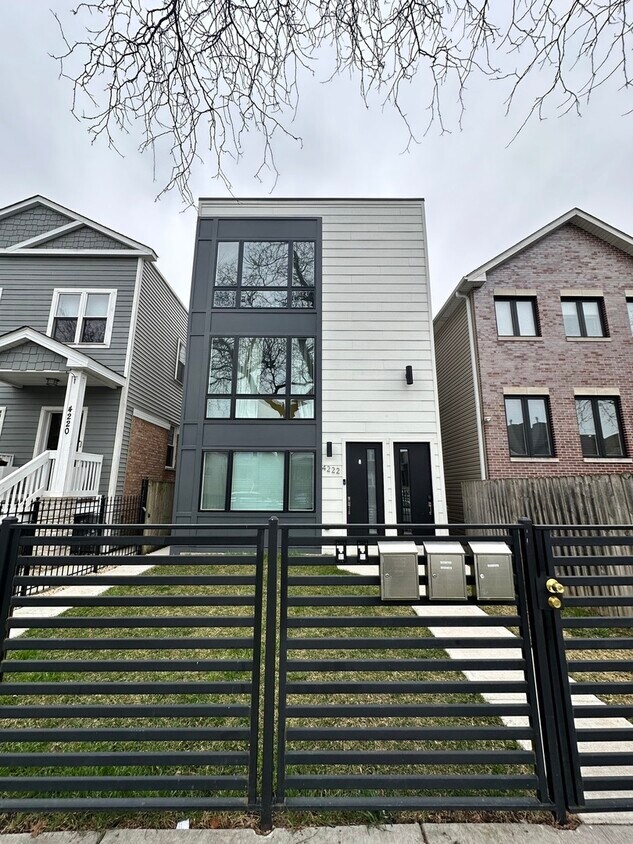 Foto principal - 4222 N Bernard St