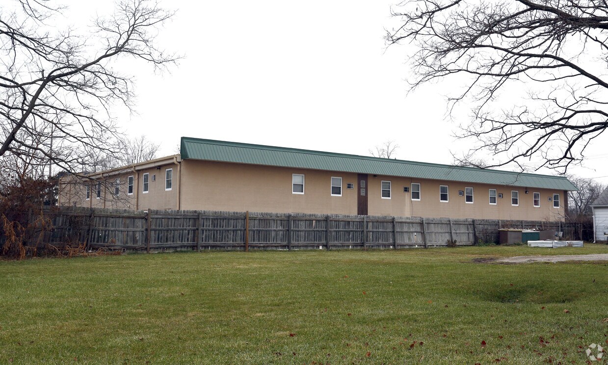 Building Photo - Twin Pine Apartments