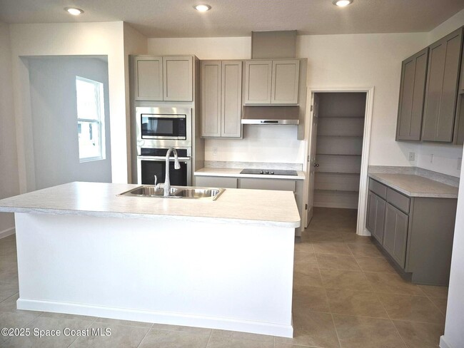 Building Photo - 1125 Canfield Cir