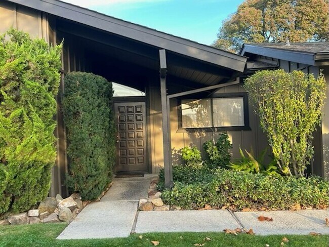 Foto del edificio - Well-Maintained Home with Great Outdoor Space