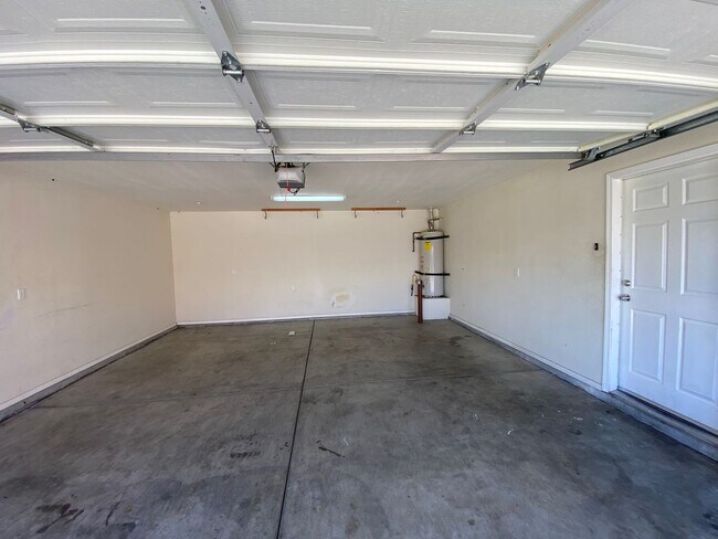 Foto del edificio - Tulare unit coming soon!