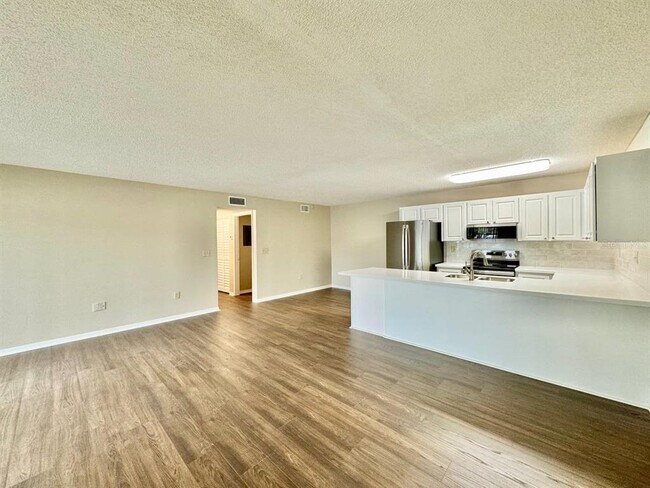 Foto del edificio - 3323 Crystal Ct E