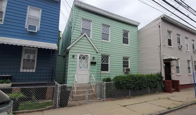 Foto del edificio - 175 Hopkins Ave