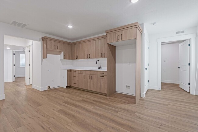Building Photo - B524AG