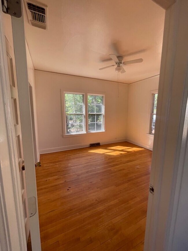 Building Photo - Price Reduced!! Nice 3 Bedroom 2 Bath In U...