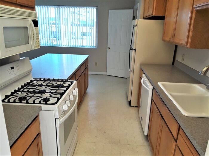 Foto principal - 445 E Brokaw Rd