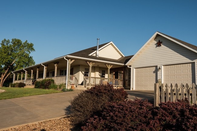 Building Photo - 241 Country Swing Ln