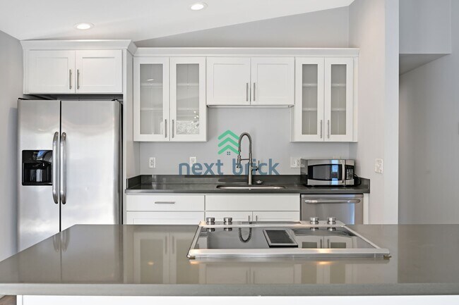 Building Photo - Elegant 3 bed & 2 bath single family house...