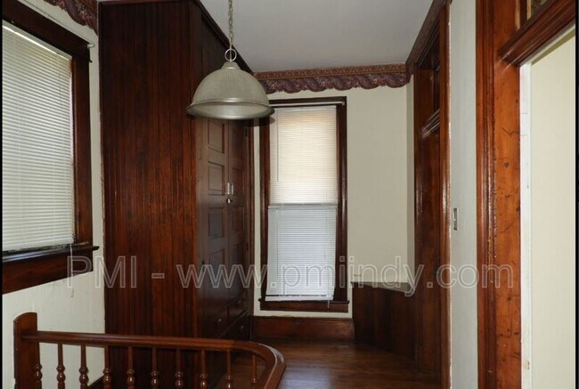 Foto del edificio - 1214 S Washington St