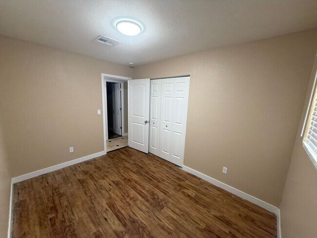 Foto del edificio - 5810 W Earll Dr