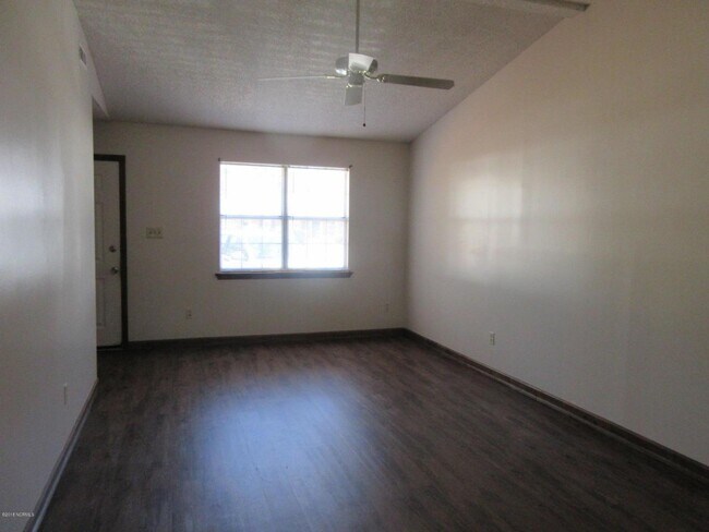 Building Photo - Charming 2 Bedroom Duplex - 1710 Wine Pres...