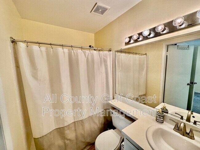 Foto del edificio - 4024 Crockers Lake Blvd