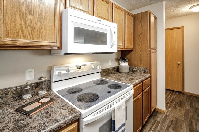 Building Photo - Standing Bear Lake