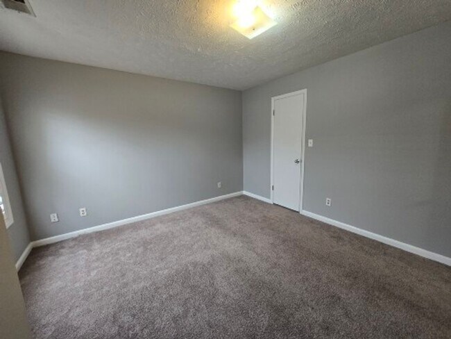 Foto del edificio - 684 Bartons Landing Pl