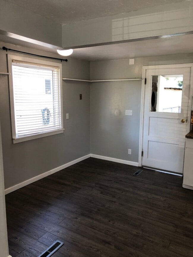 Foto del edificio - Clean & cozy 2 bedroom 1 bath Rancher comi...