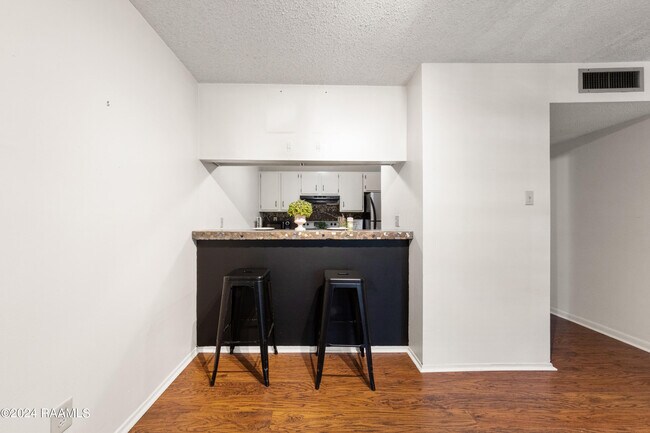 Building Photo - 300 Lozes Ave