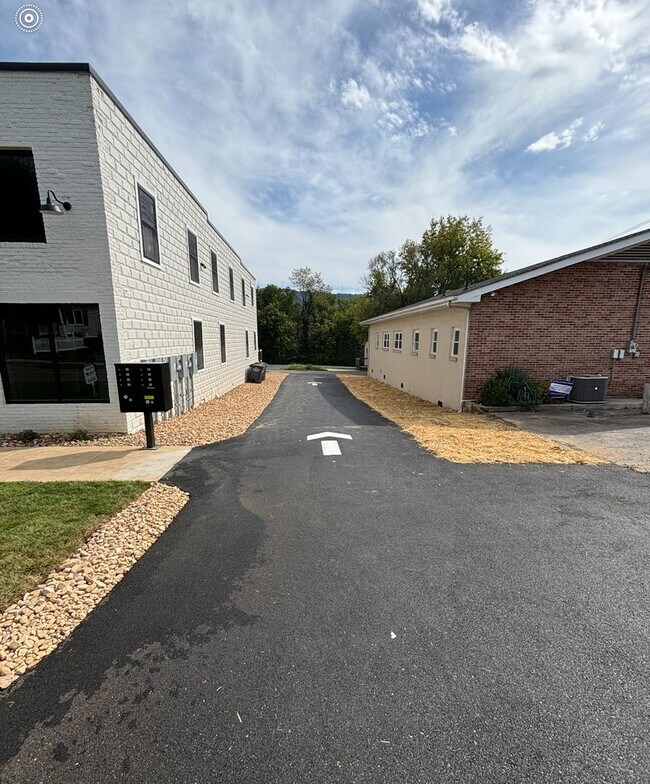 Foto del edificio - 2 Bedroom / 1 Bath Apt. Upstairs  Kingsport, TN