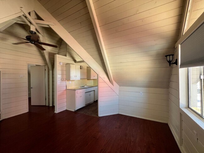 Foto del edificio - Cozy 1 Bedroom Apartment Located Near Free...