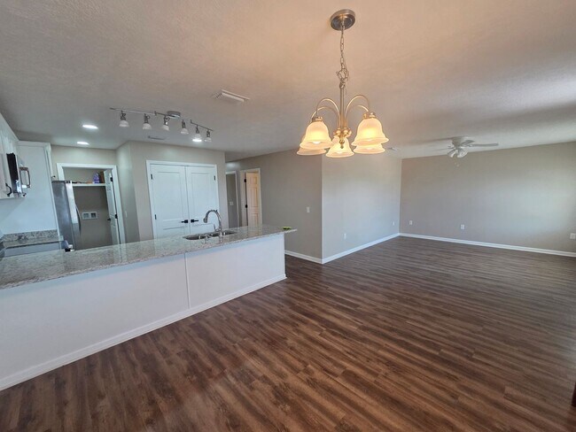 Foto del edificio - 3613 E 7th St