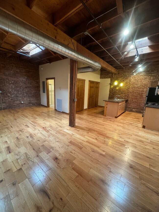 Foto del edificio - Beautiful 1 bedroom 1 full bath Loft avail...