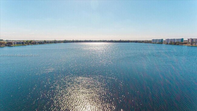 Foto del edificio - 110 Lake Emerald Dr