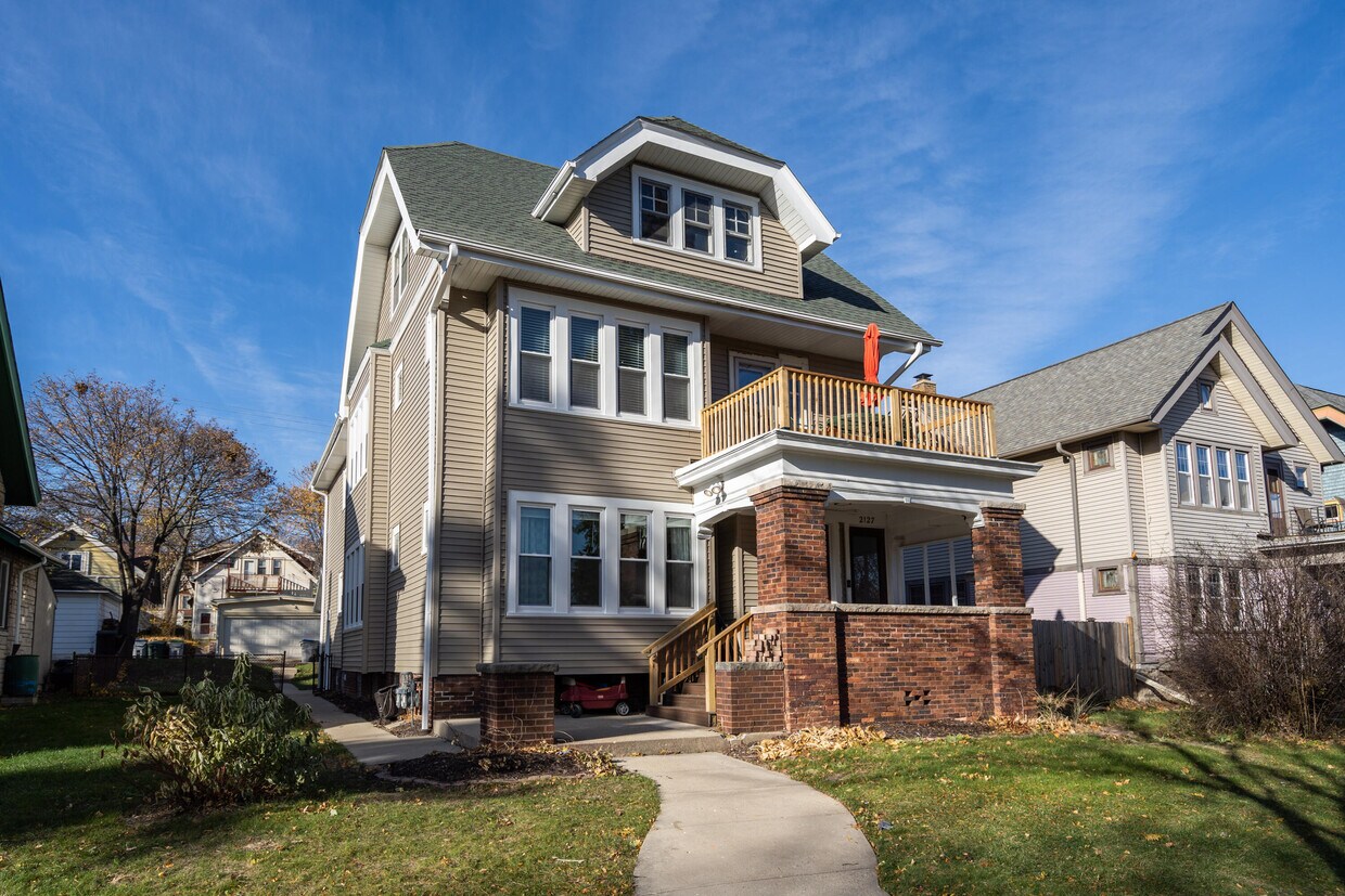 2125 N Hi Mt Blvd, Milwaukee, WI 53208 Apartment for Rent in