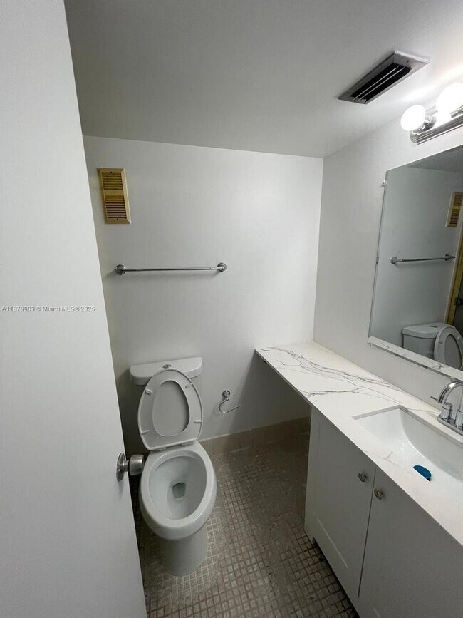 Foto del edificio - 8610 N Sherman Cir