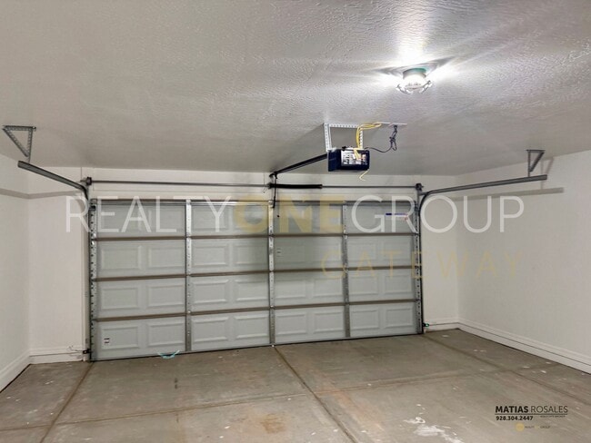 Building Photo - Three Bedroom Two Bath Home with All Tile ...