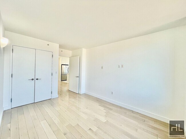 Building Photo - Gorgeous rent stabilized 1 bedroom apartment spanning 700 sq with private balcony, dishwasher, mi...