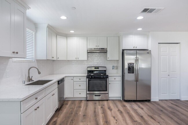 Foto del edificio - 1255 W 8th St