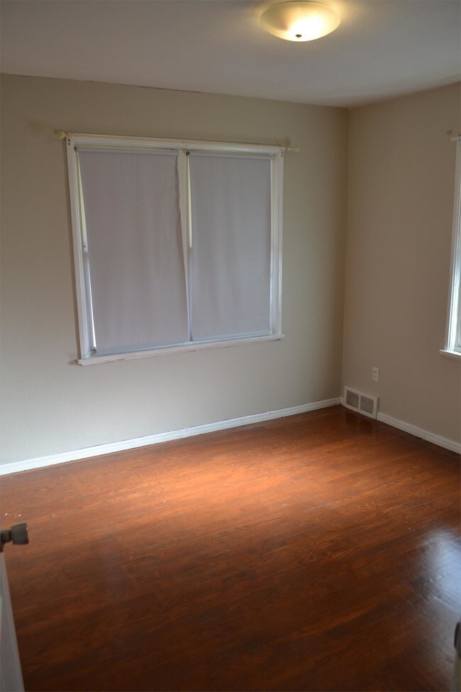 Building Photo - 431 Warfield Ave