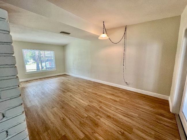 Building Photo - 3107 S Park Ave