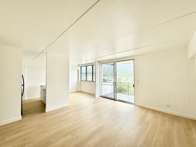 Building Photo - Renovated 2br/1ba/1pkg Condo with Amazing Mountain Views