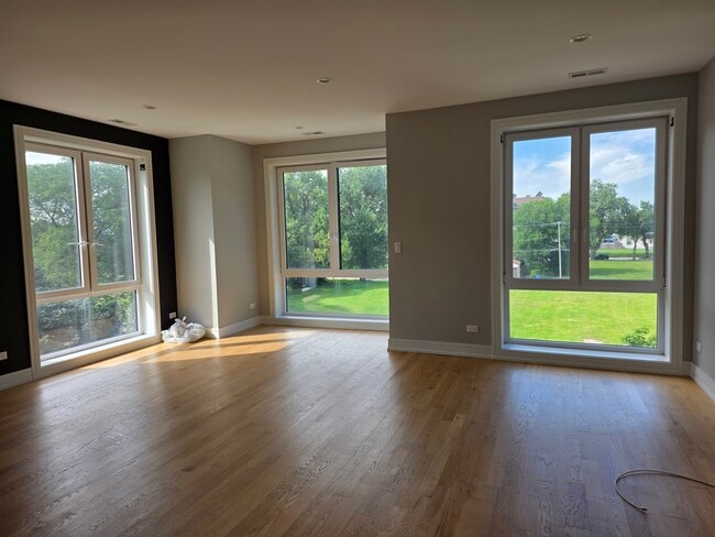 Building Photo - 3745 S Lake Park Ave