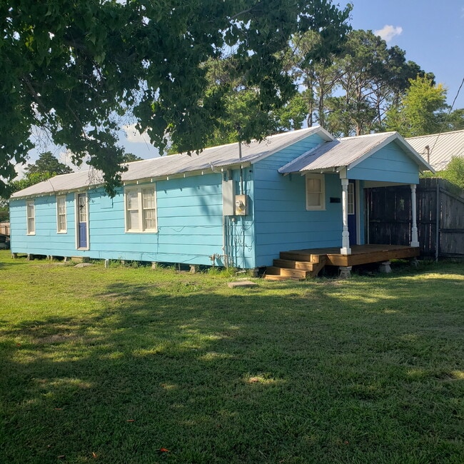 Building Photo - 914 Landry St
