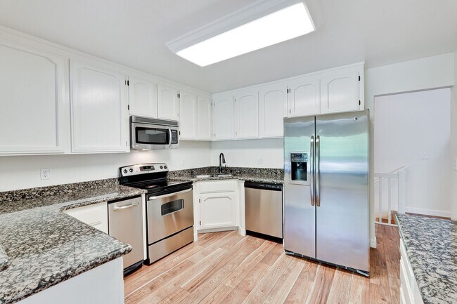 Foto del edificio - Santa Clara/Must See Stunning Tri-level 2/2.5 Townhome !