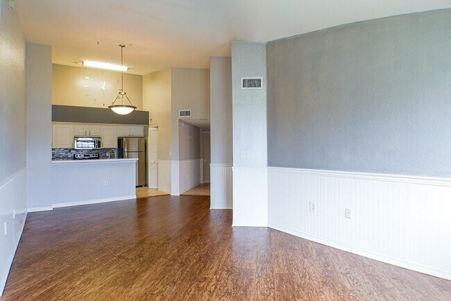 Building Photo - Well maintained 2 bed 2 bath Condo in the ...