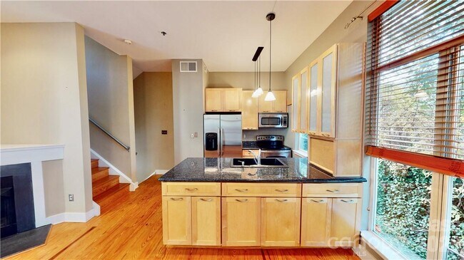 Foto del edificio - 2062 Atherton Heights Ln