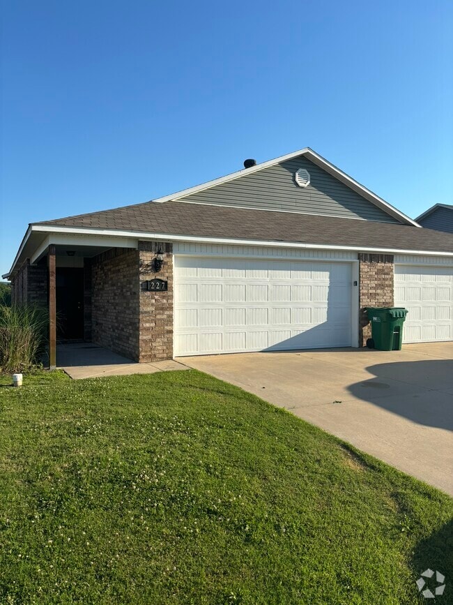 Building Photo - 227 E Anabranch Ct
