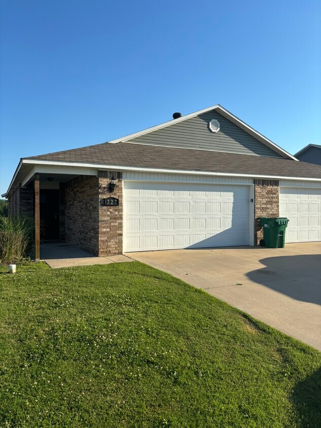 Foto principal - 227 E Anabranch Ct