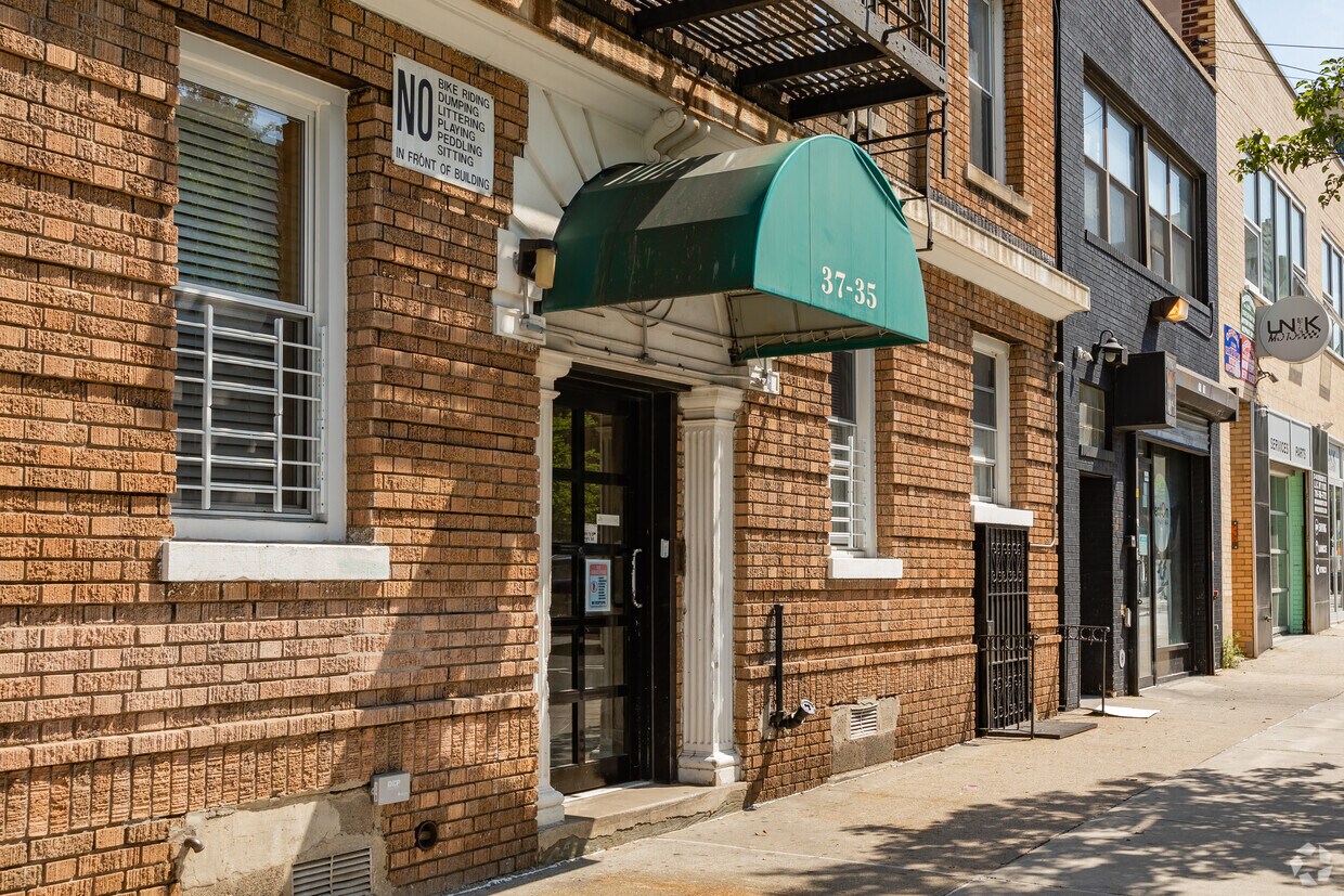 Building Photo - 3735 Crescent St