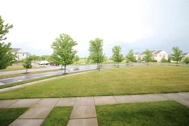 Foto del edificio - Beautiful two story condo in the Falls of ...