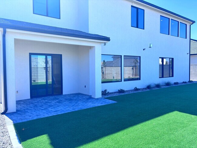 Foto del edificio - Brand New 6 Bed 4 bath home with built in ...