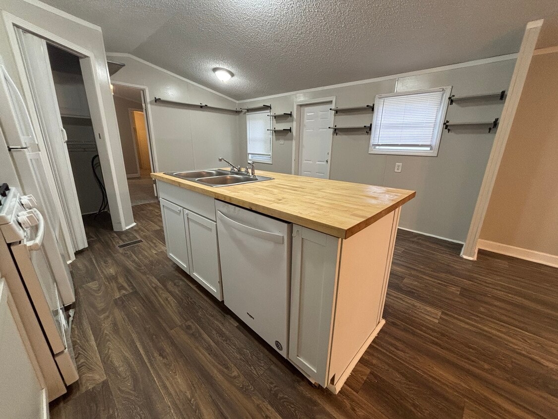Foto principal - 8937 Briarwood Ave